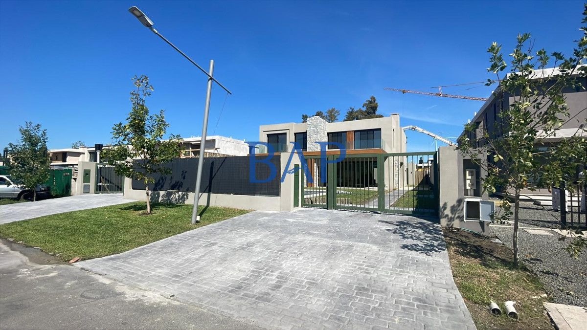 Casa ID.42 - Venta  - 4 dorm. - Carrasco