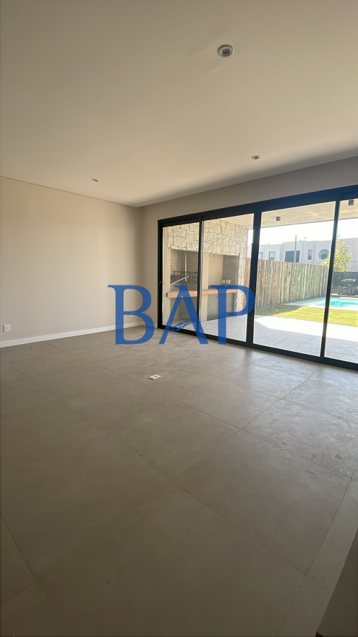 Casa ID.42 - Venta  - 4 dorm. - Carrasco