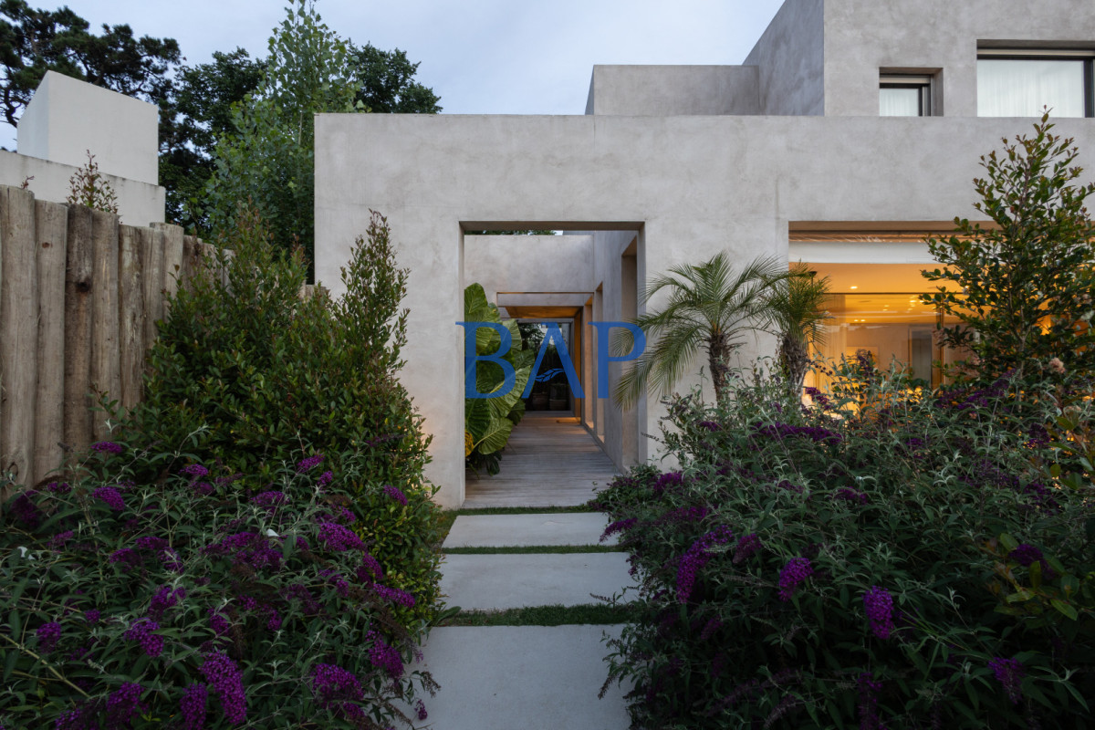 Casa ID.176 -  Venta - Alquiler - 4 dorm. - Los Olivos