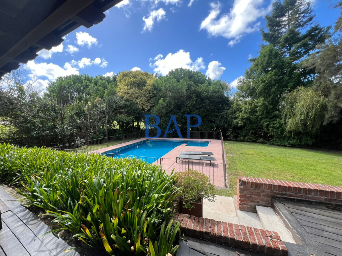 Casa ID.154 - Venta o alquiler - 4 dorm. - Lomas de la Tahona