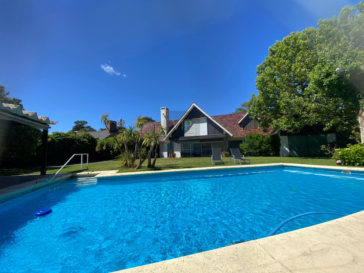 Casa ID.2374 - ALQUILER EN MANSA 4 SUITES PILETA CLIMATIZADA