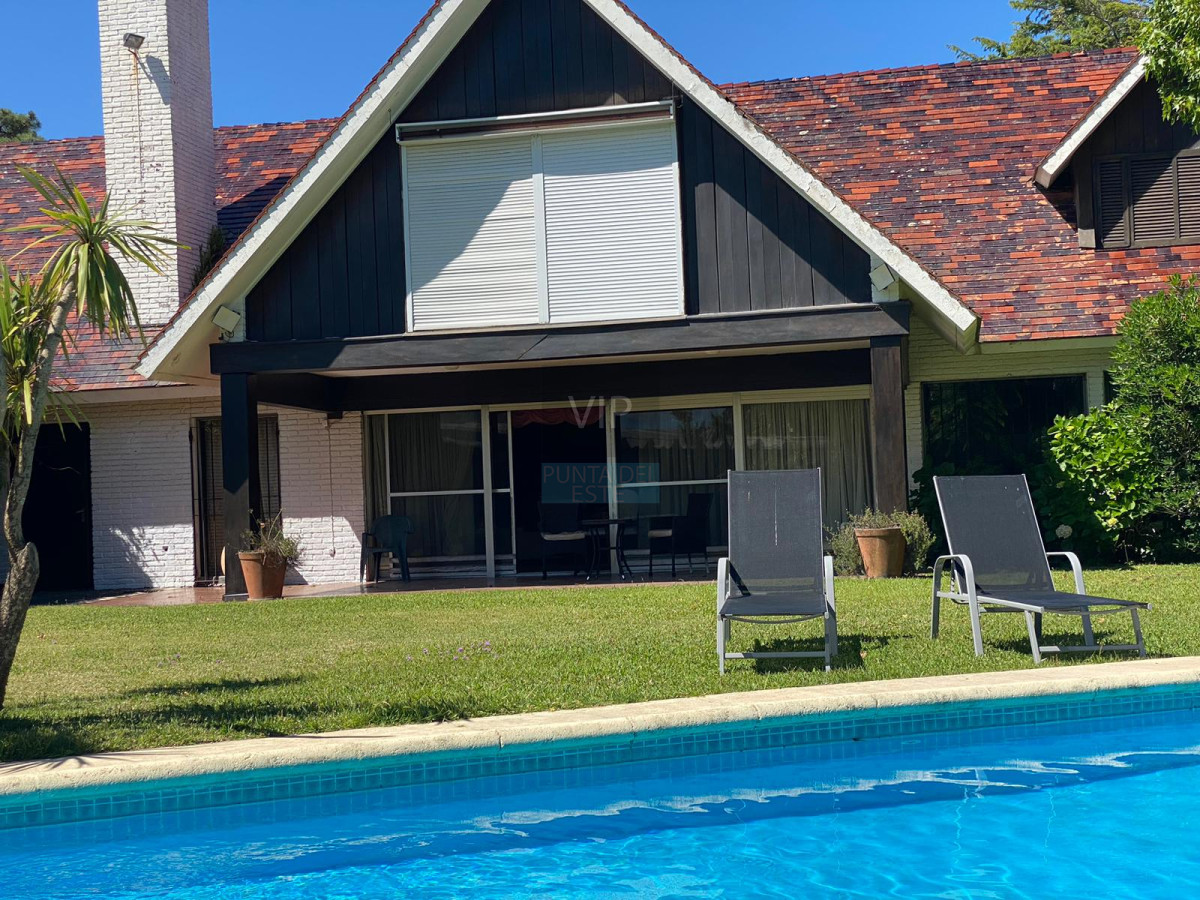Casa ID.2374 - ALQUILER EN MANSA 4 SUITES PILETA CLIMATIZADA