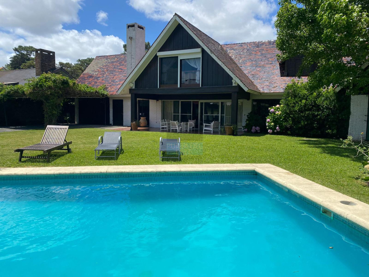 Casa ID.2374 - ALQUILER EN MANSA 4 SUITES PILETA CLIMATIZADA