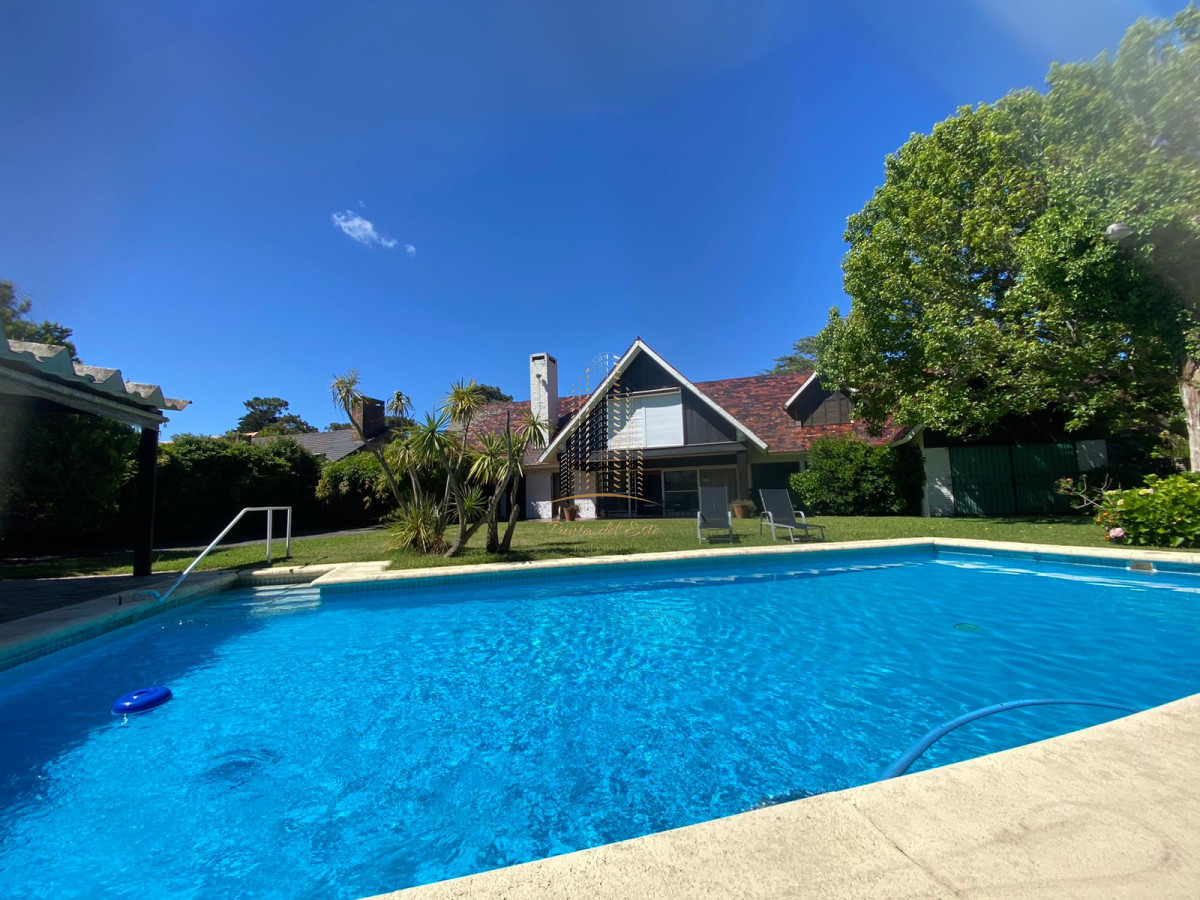 Casa ID.618 - CASA EN ALQUILER TEMPORAL Y VENTA EN MANSA , PUNTA DEL ESTE 4 SUITES PILETA CLIMATIZADA