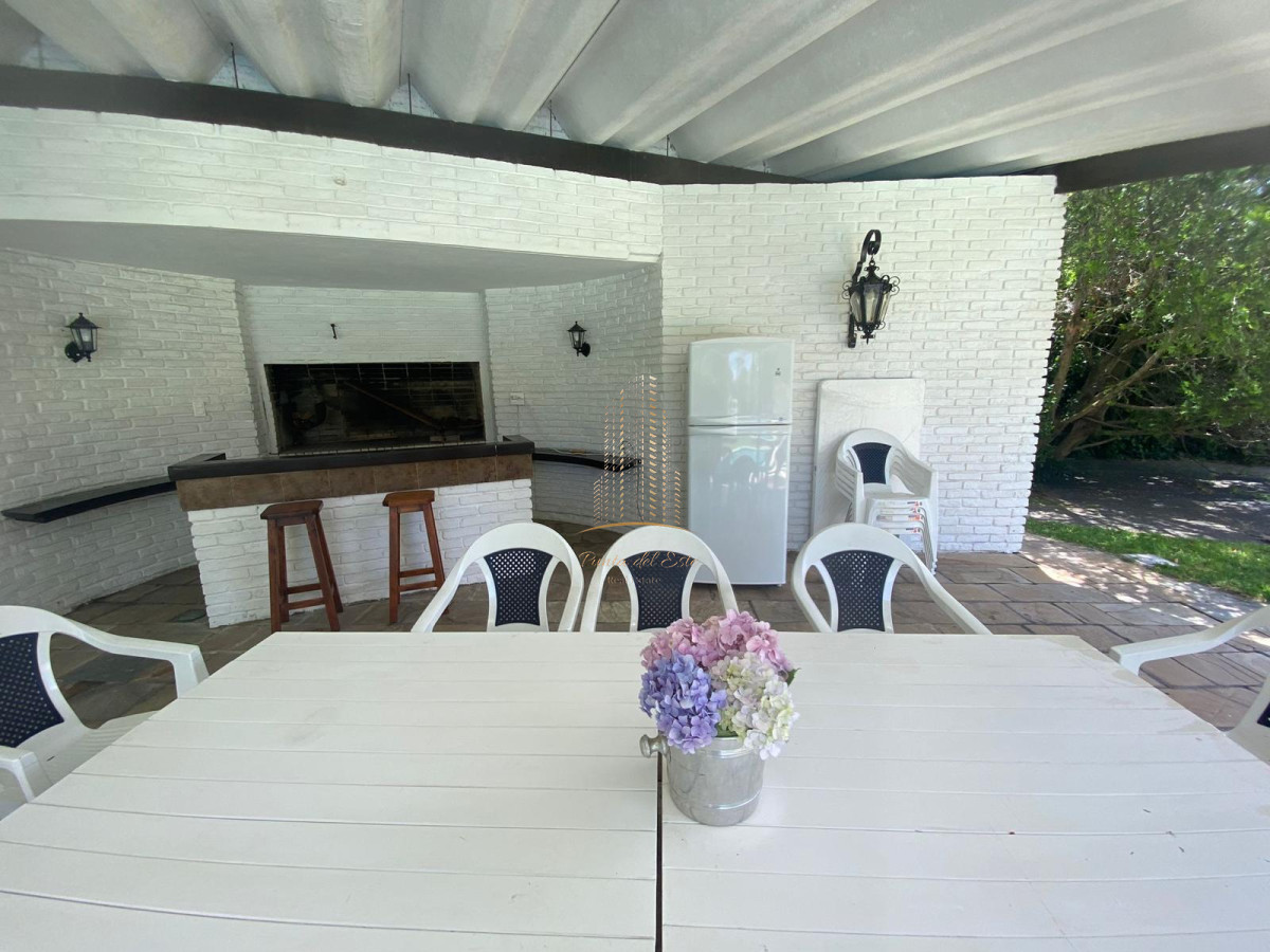 Casa ID.618 - CASA EN ALQUILER TEMPORAL Y VENTA EN MANSA , PUNTA DEL ESTE 4 SUITES PILETA CLIMATIZADA