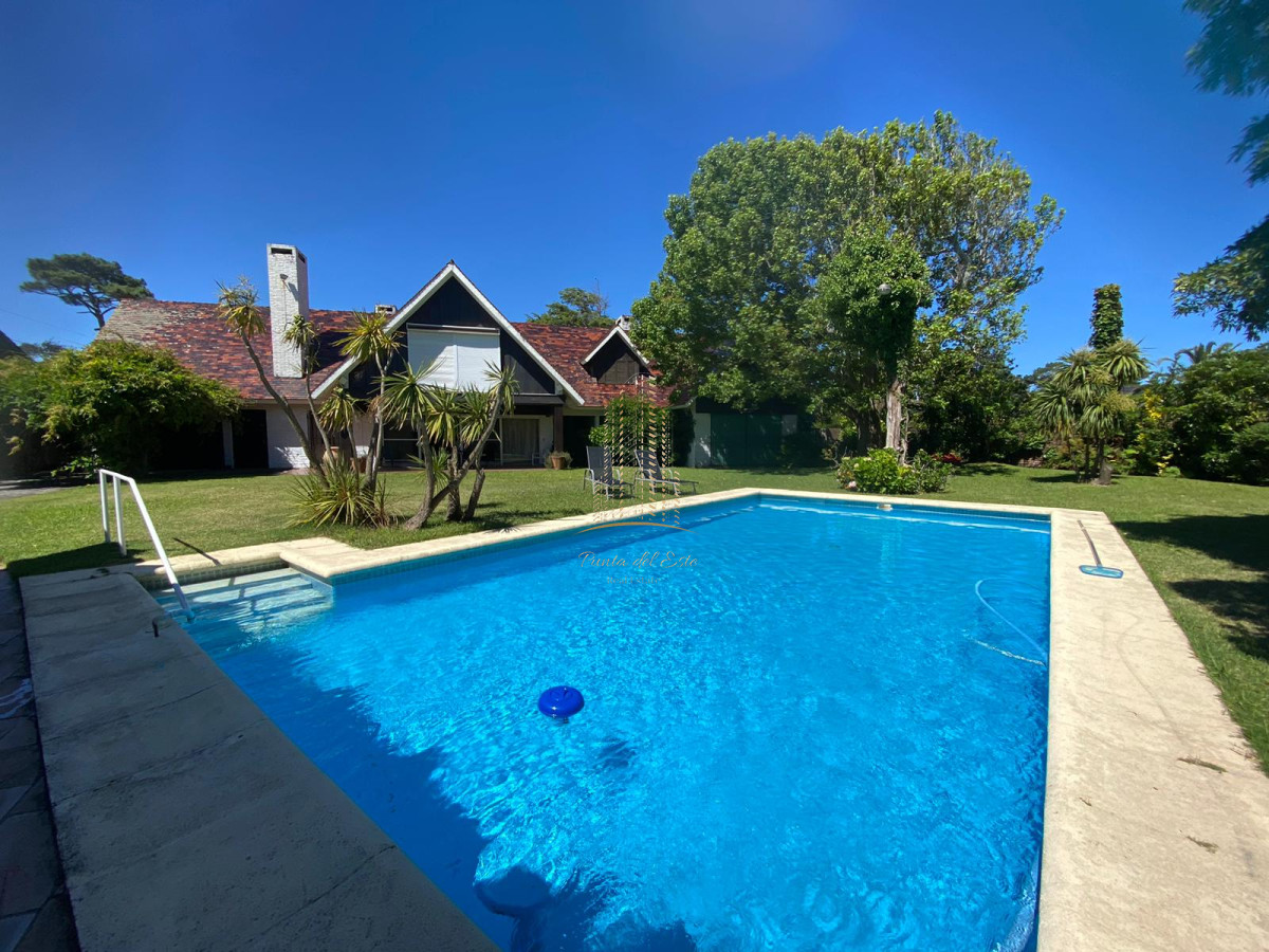 Casa ID.618 - CASA EN ALQUILER TEMPORAL Y VENTA EN MANSA , PUNTA DEL ESTE 4 SUITES PILETA CLIMATIZADA