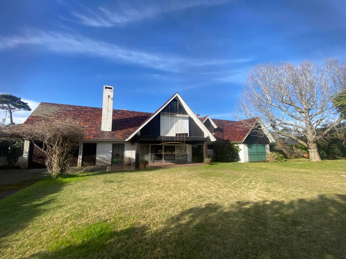 Casa ID.618 - CASA EN ALQUILER TEMPORAL Y VENTA EN MANSA , PUNTA DEL ESTE 4 SUITES PILETA CLIMATIZADA
