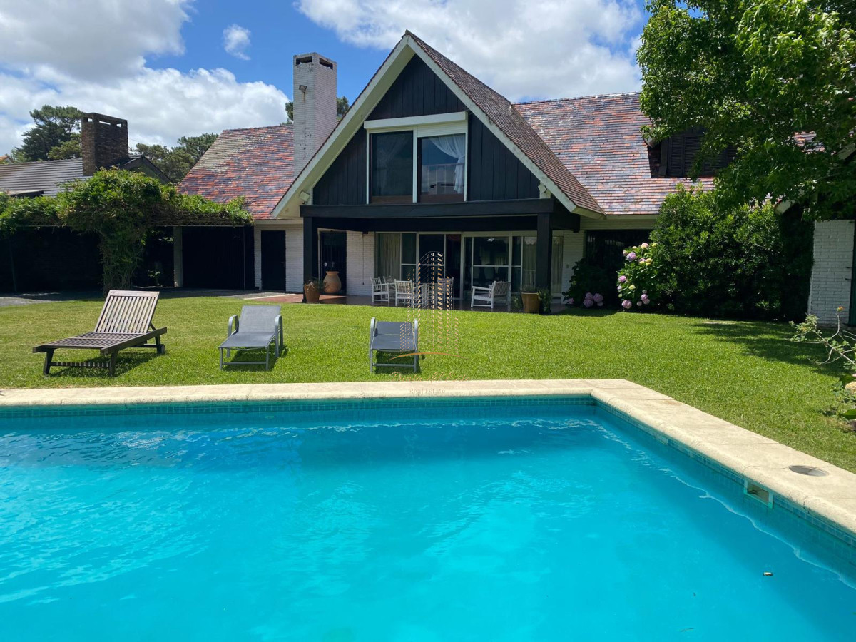 Casa ID.618 - CASA EN ALQUILER TEMPORAL Y VENTA EN MANSA , PUNTA DEL ESTE 4 SUITES PILETA CLIMATIZADA