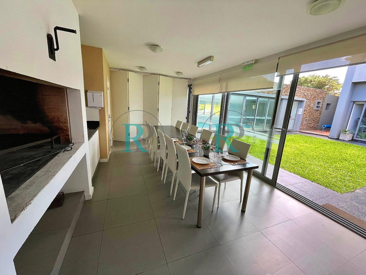 Apartamento ID.2115 - Apartamento en venta a pasos del mar, torre con excelentes servicios