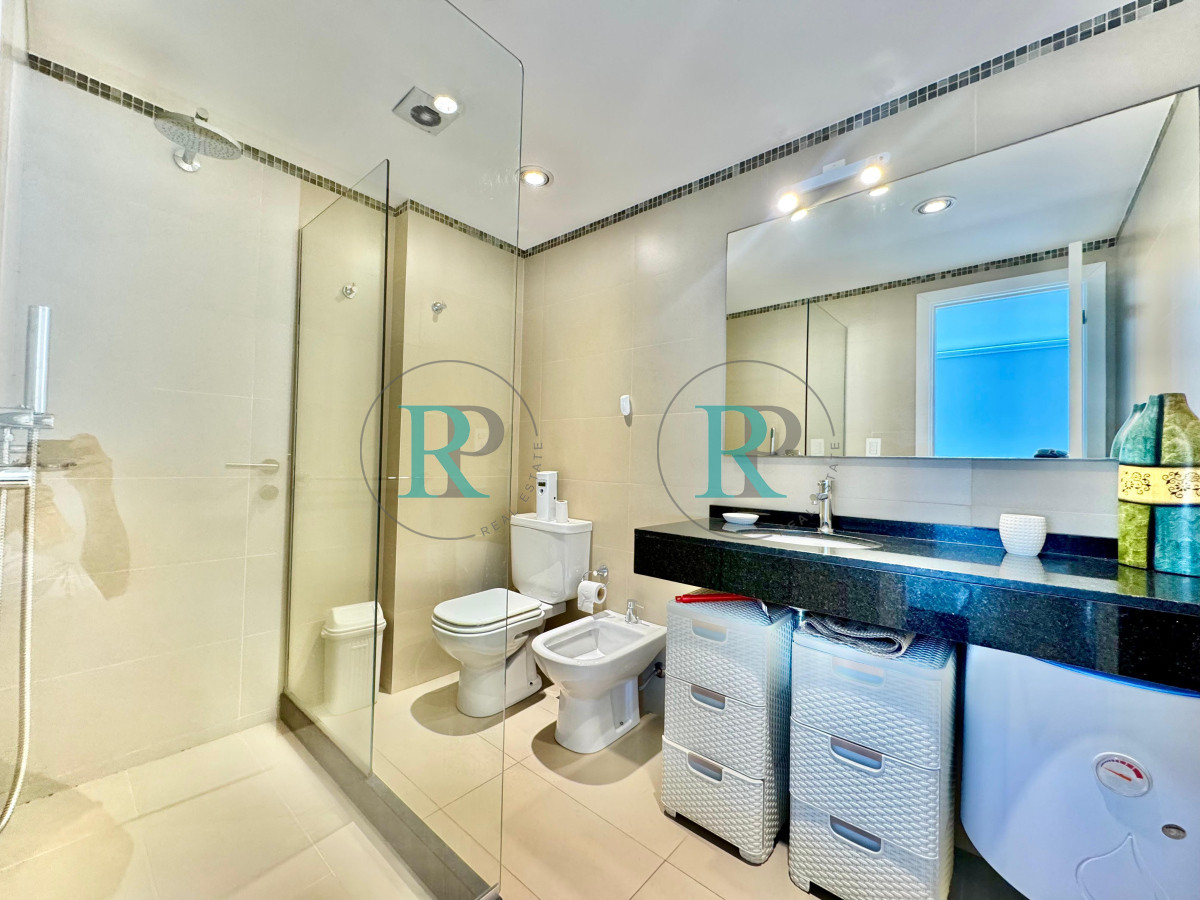 Apartamento ID.2115 - Apartamento en venta a pasos del mar, torre con excelentes servicios