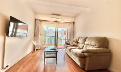 Apartamento de 2 dormitorios reciclado con terraza y cochera Punta del Este