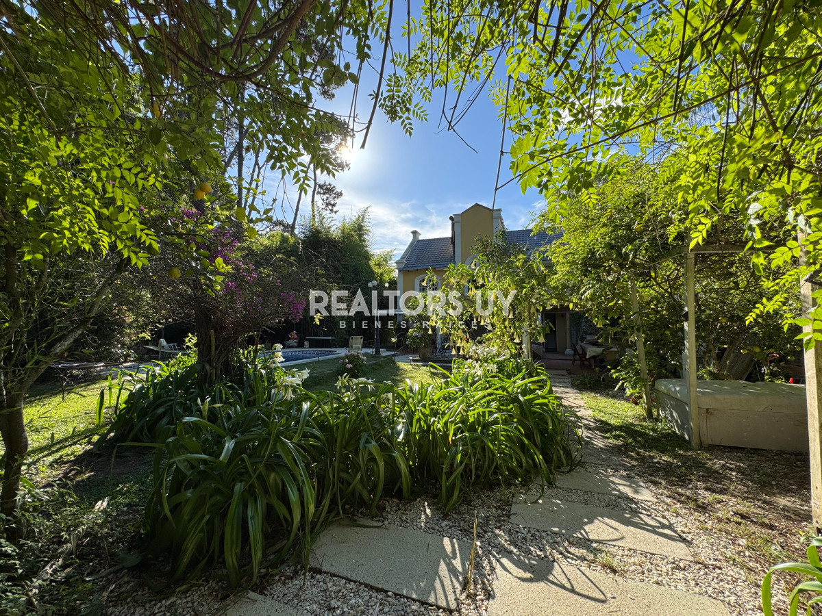 Casa ID.414 - Casa 4 dormitorios en venta y alquiler