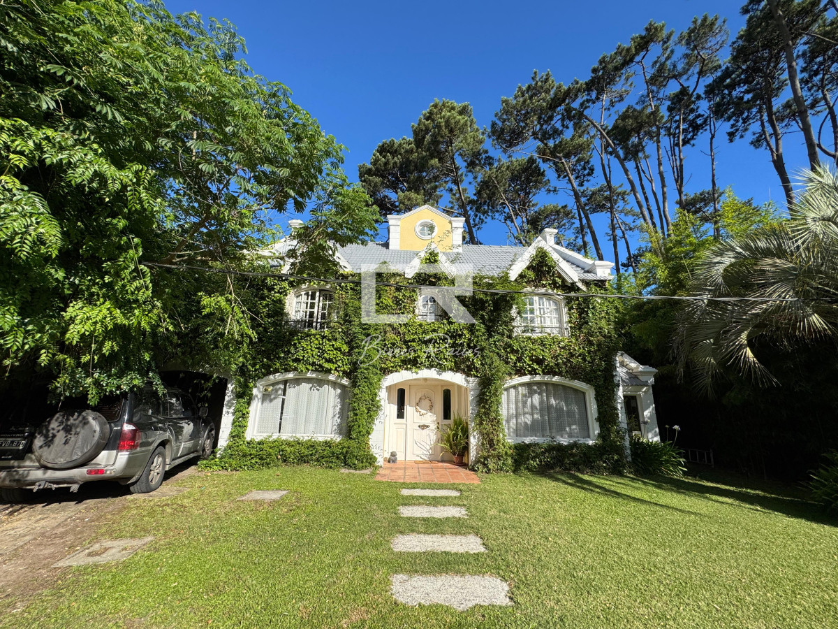 Casa ID.851 - Casa 4 dormitorios en venta y alquiler