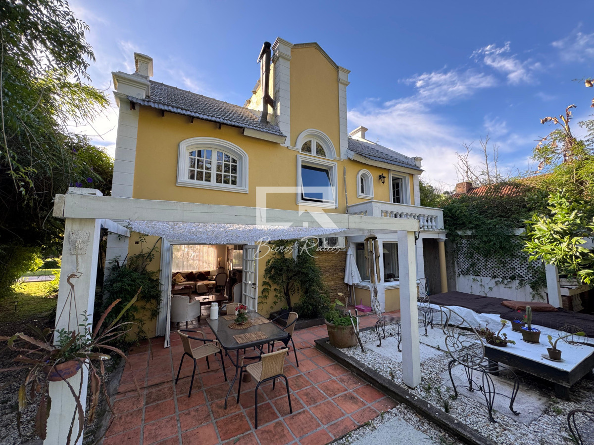 Casa ID.851 - Casa 4 dormitorios en venta y alquiler