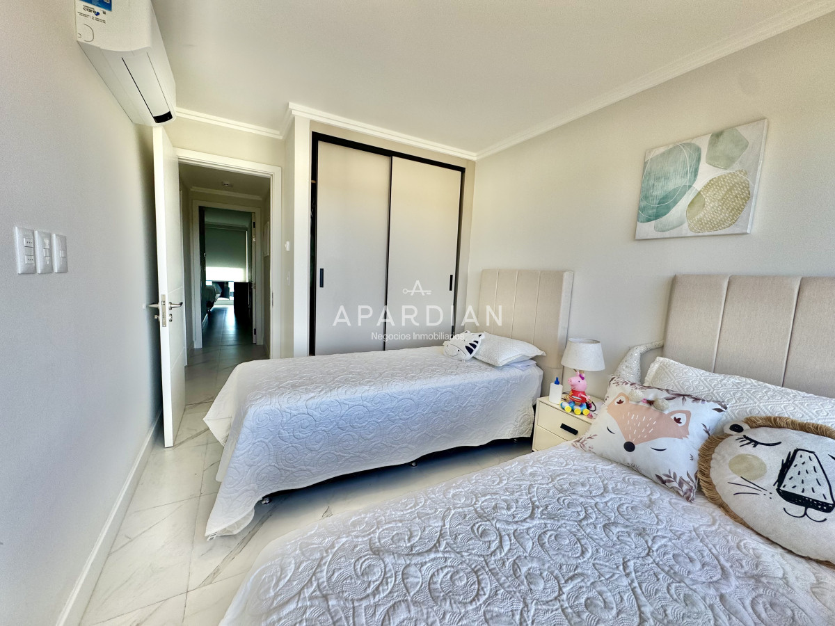 Apartamento ID.21097529 - Apartamento en alquiler anual 2 dormitorios en primera línea de mar 