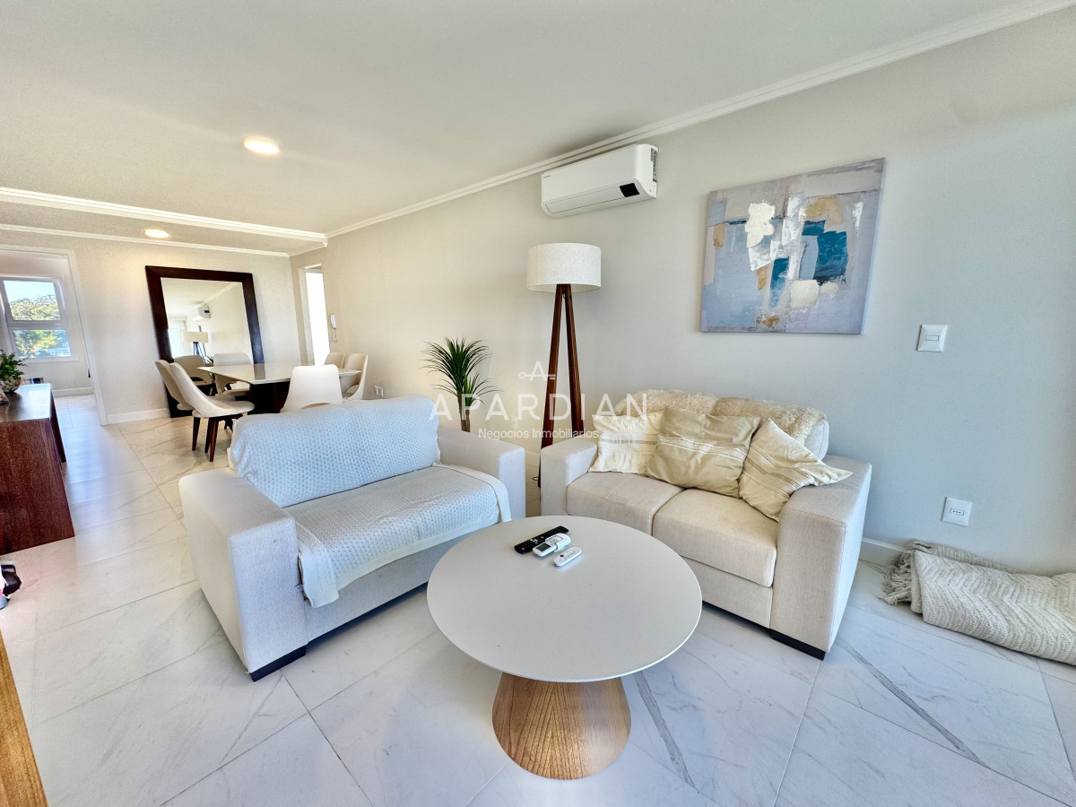 Apartamento ID.21097529 - Apartamento en alquiler anual 2 dormitorios en primera línea de mar 