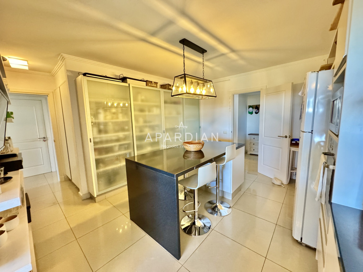 Apartamento ID.21097326 - Apartamento en venta 3 suites + dependencia frente a playa brava