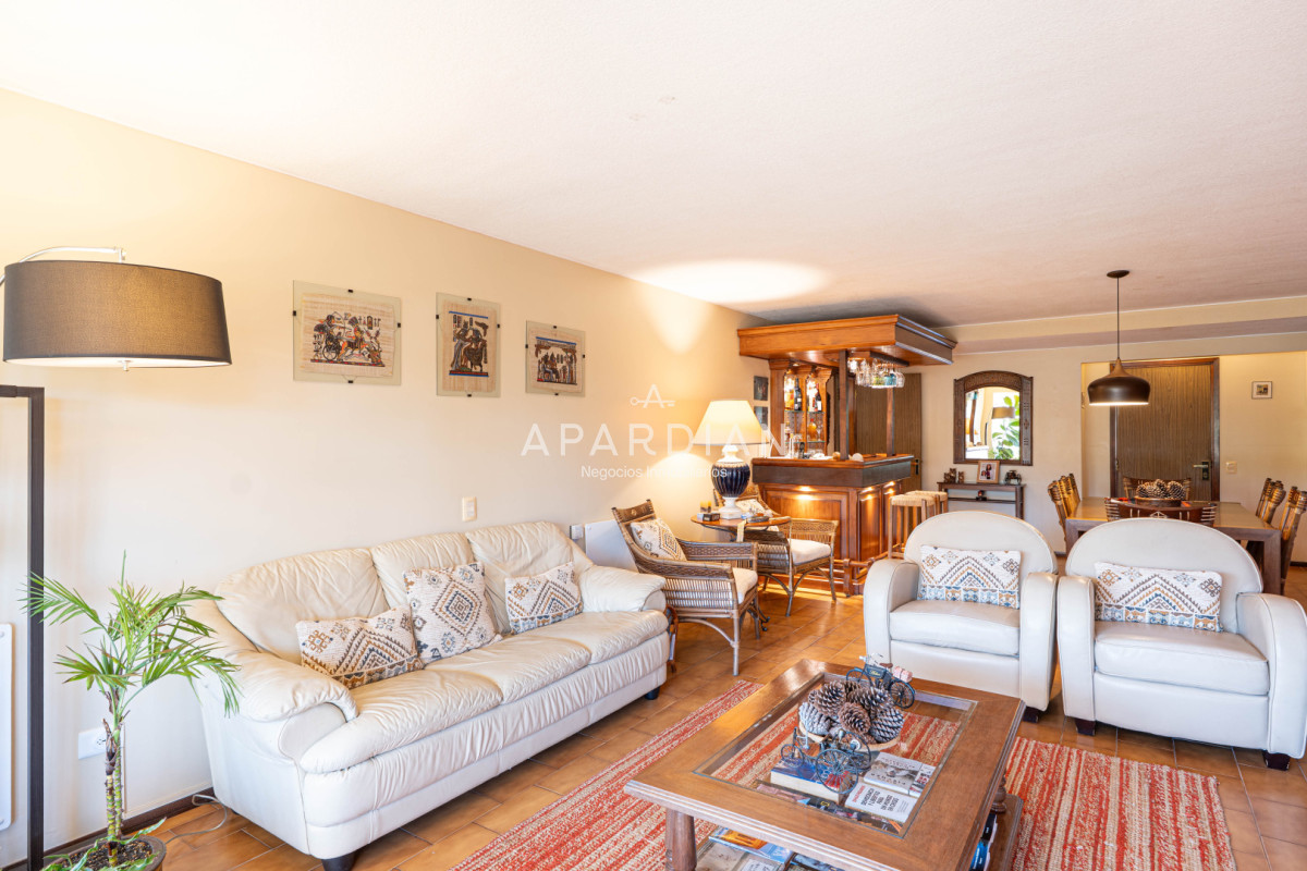 Apartamento ID.21099465 - Apartamento de 3 dormitorios mas dependencia en venta