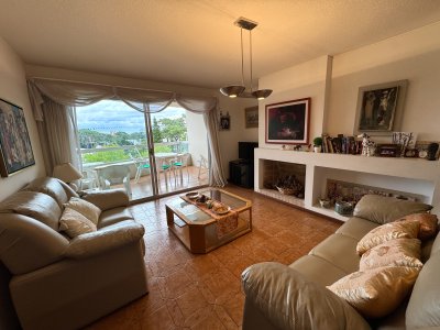 Apartamento de 3 dormitorios en Alquiler Anual Punta del Este 