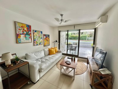 Apartamento en alquiler anual, 1 dormitorio y medio con parrillero propio