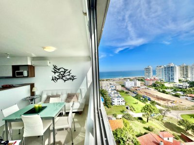 Apartamento en venta a pasos del mar, torre con excelentes servicios