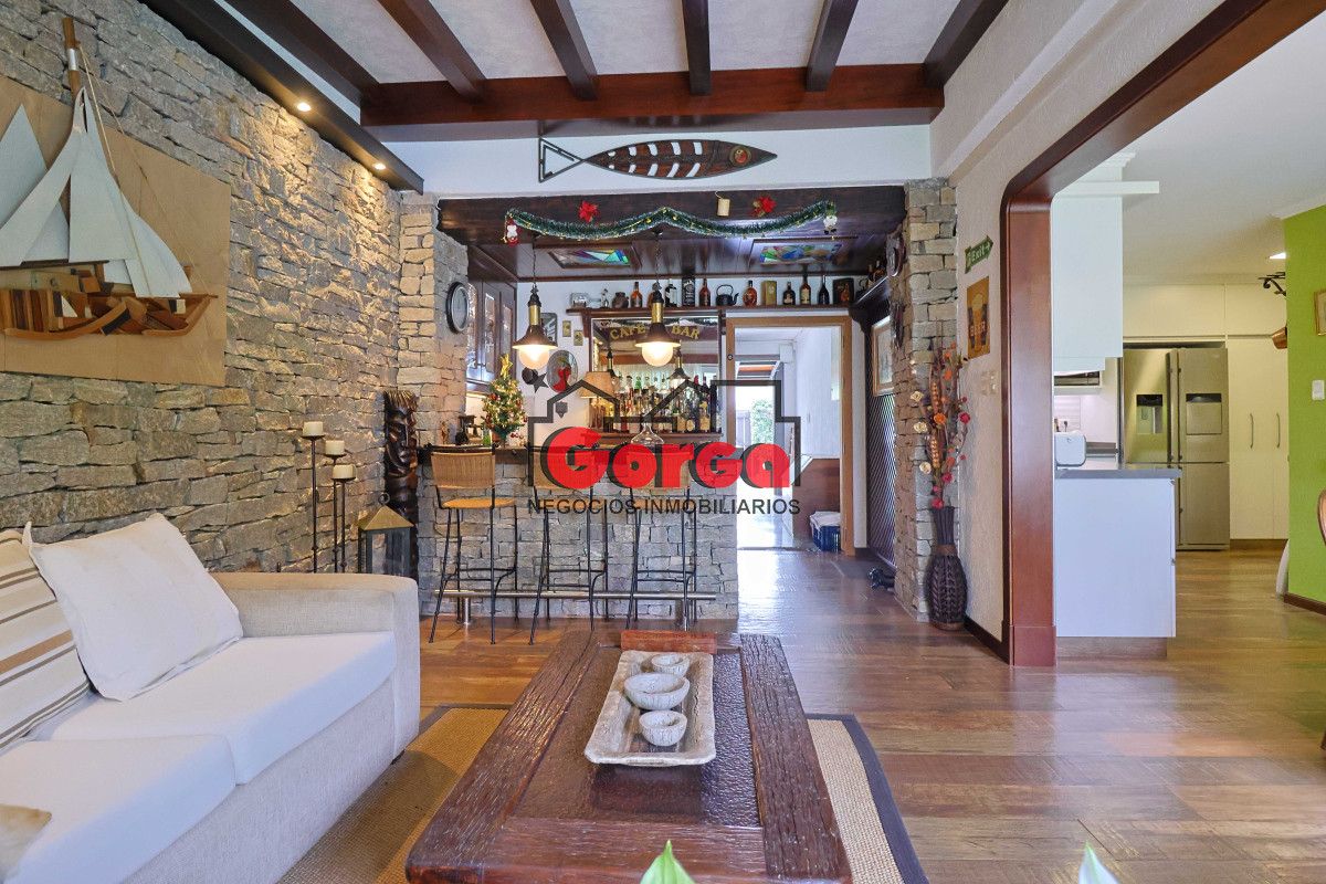 Casa ID.495 - Venta de espectacular casa padrón único, con gran fondo con piscina. Para entrar!!!!!!!!