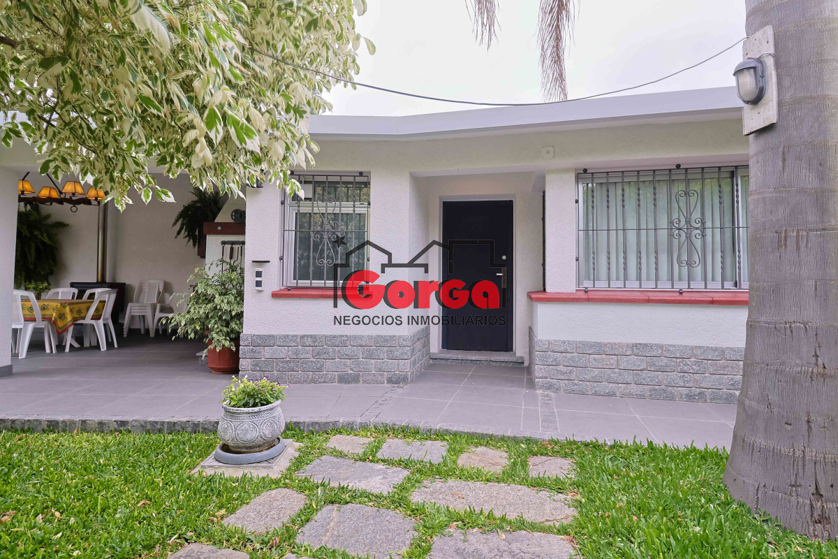 Casa ID.495 - Venta de espectacular casa padrón único, con gran fondo con piscina. Para entrar!!!!!!!!