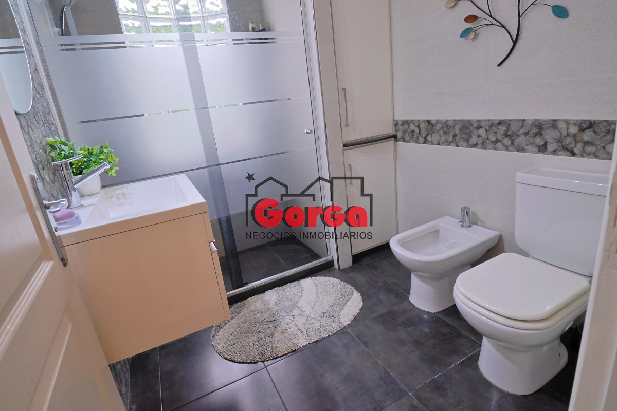 Casa ID.495 - Venta de espectacular casa padrón único, con gran fondo con piscina. Para entrar!!!!!!!!