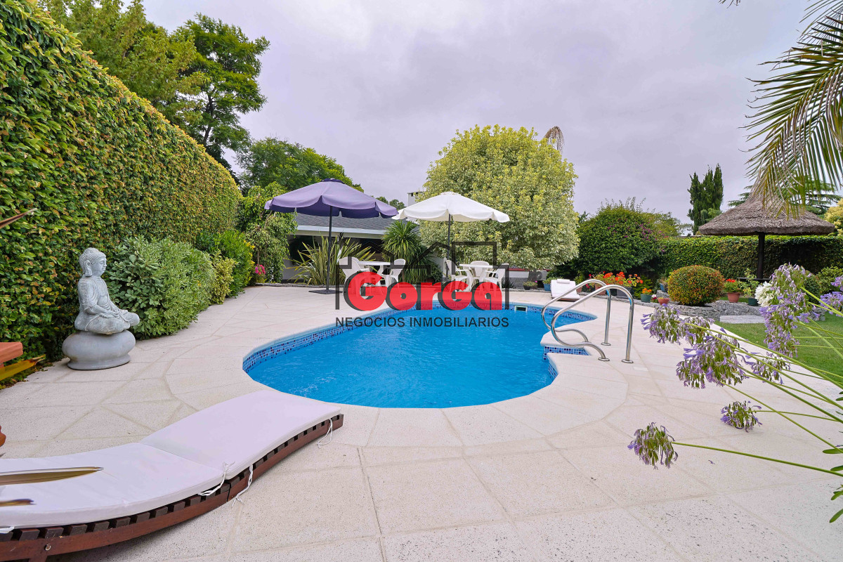 Casa ID.495 - Venta de espectacular casa padrón único, con gran fondo con piscina. Para entrar!!!!!!!!