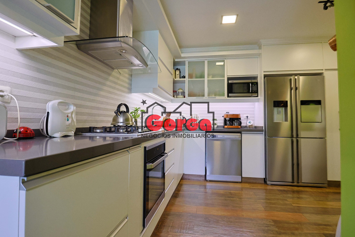 Casa ID.495 - Venta de espectacular casa padrón único, con gran fondo con piscina. Para entrar!!!!!!!!