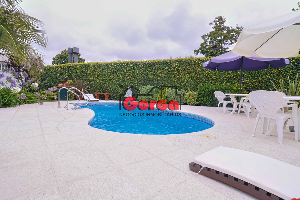 Casa ID.495 - Venta de espectacular casa padrón único, con gran fondo con piscina. Para entrar!!!!!!!!
