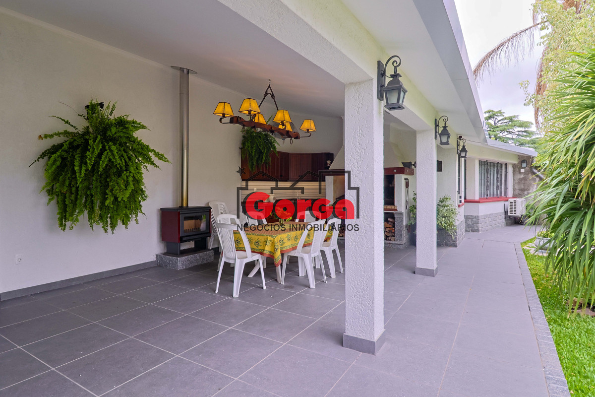 Casa ID.495 - Venta de espectacular casa padrón único, con gran fondo con piscina. Para entrar!!!!!!!!