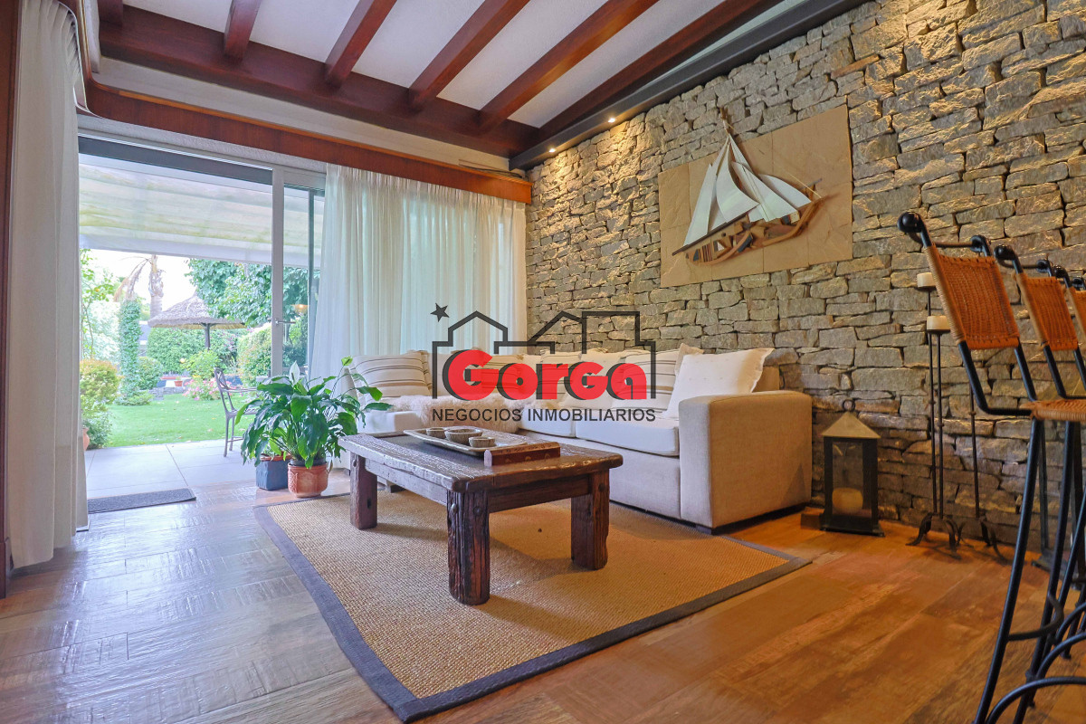 Casa ID.495 - Venta de espectacular casa padrón único, con gran fondo con piscina. Para entrar!!!!!!!!