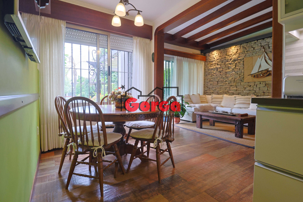 Casa ID.495 - Venta de espectacular casa padrón único, con gran fondo con piscina. Para entrar!!!!!!!!