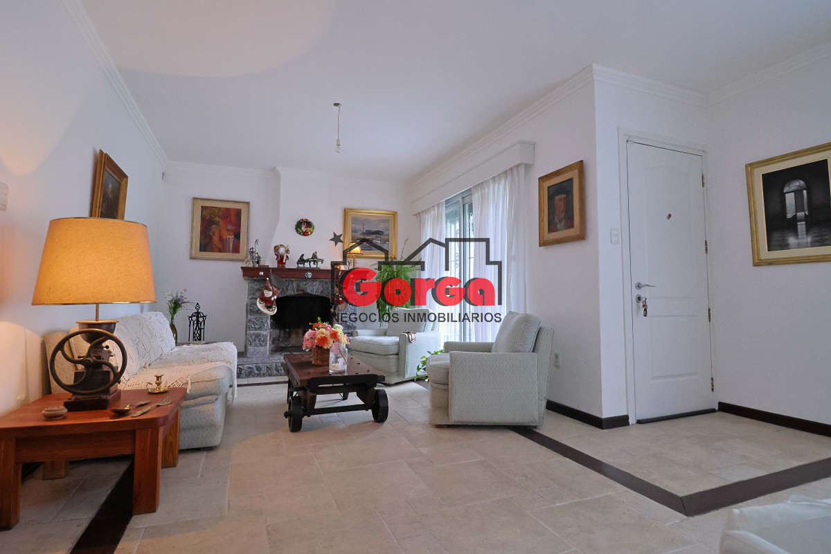 Casa ID.495 - Venta de espectacular casa padrón único, con gran fondo con piscina. Para entrar!!!!!!!!