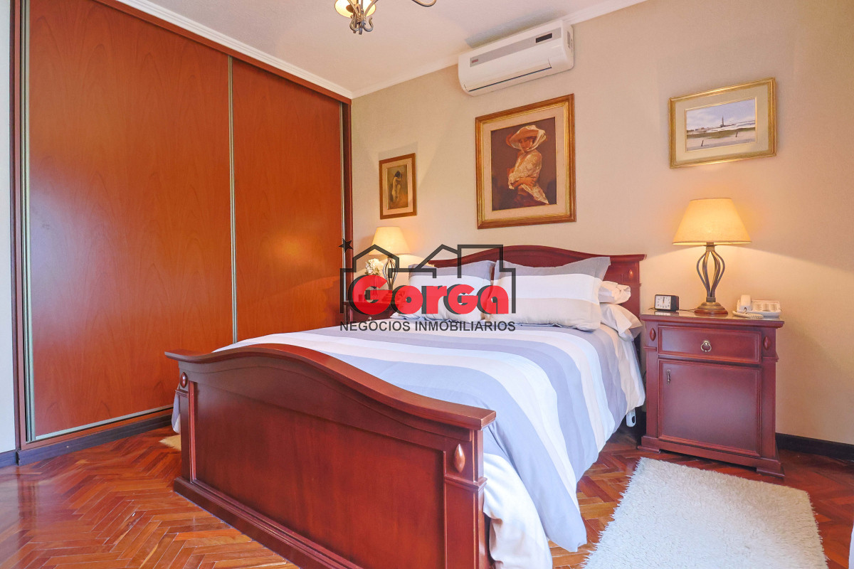 Casa ID.495 - Venta de espectacular casa padrón único, con gran fondo con piscina. Para entrar!!!!!!!!