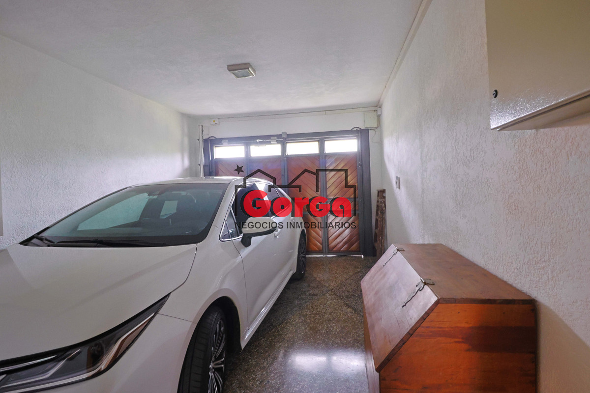 Casa ID.495 - Venta de espectacular casa padrón único, con gran fondo con piscina. Para entrar!!!!!!!!