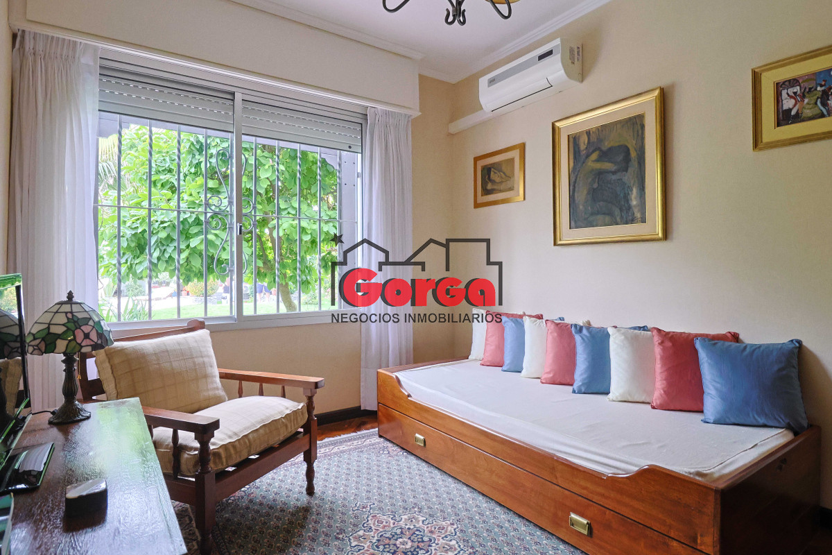 Casa ID.495 - Venta de espectacular casa padrón único, con gran fondo con piscina. Para entrar!!!!!!!!