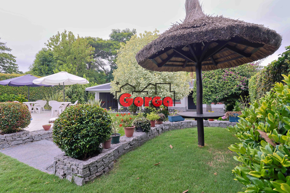 Casa ID.495 - Venta de espectacular casa padrón único, con gran fondo con piscina. Para entrar!!!!!!!!