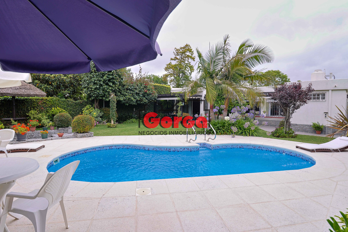 Casa ID.495 - Venta de espectacular casa padrón único, con gran fondo con piscina. Para entrar!!!!!!!!