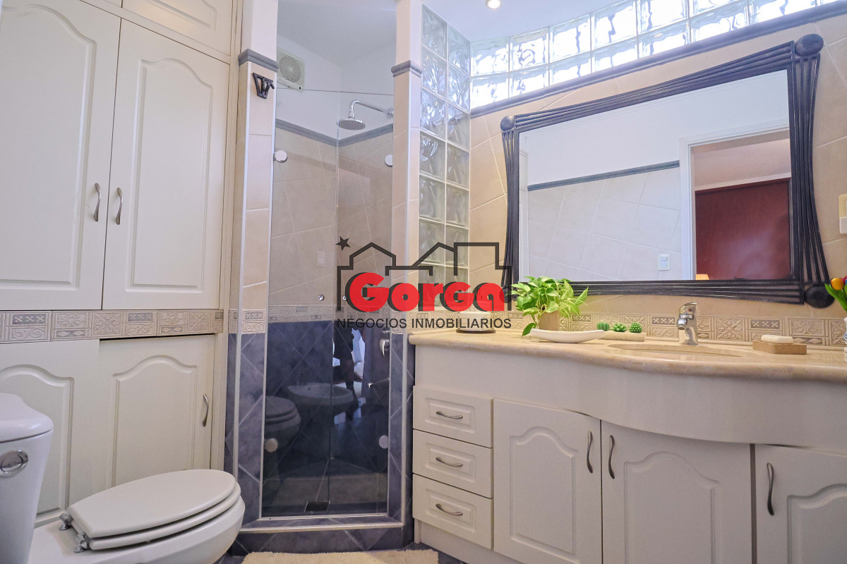 Casa ID.495 - Venta de espectacular casa padrón único, con gran fondo con piscina. Para entrar!!!!!!!!