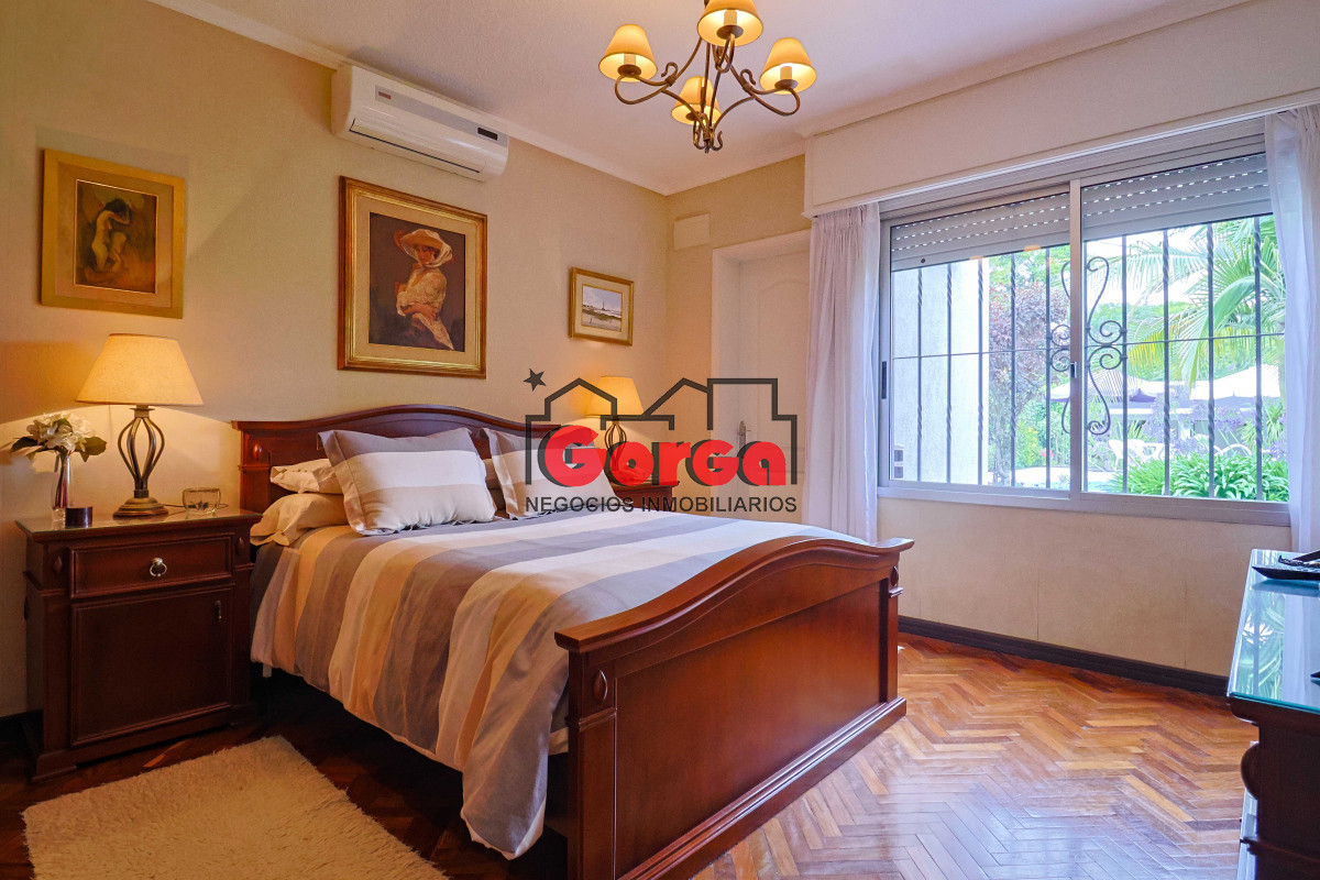 Casa ID.495 - Venta de espectacular casa padrón único, con gran fondo con piscina. Para entrar!!!!!!!!