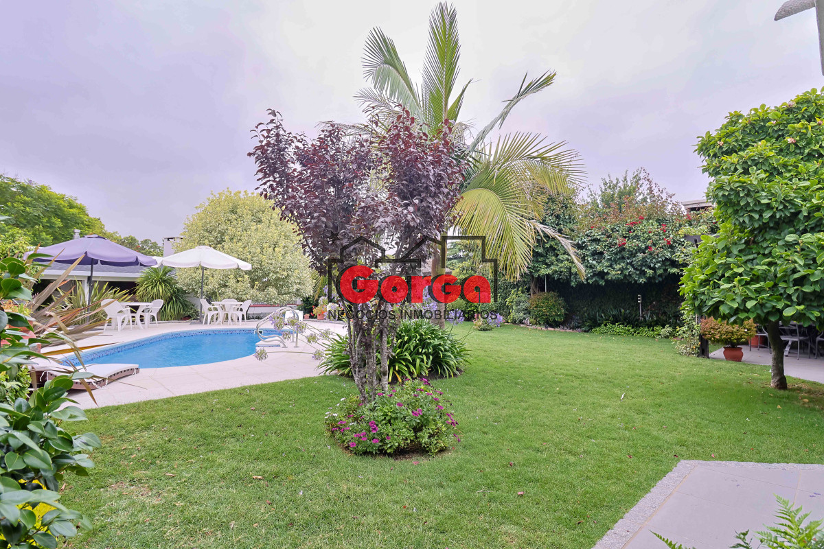 Casa ID.495 - Venta de espectacular casa padrón único, con gran fondo con piscina. Para entrar!!!!!!!!