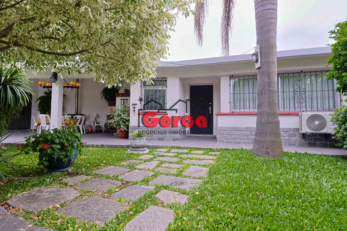 Casa ID.495 - Venta de espectacular casa padrón único, con gran fondo con piscina. Para entrar!!!!!!!!