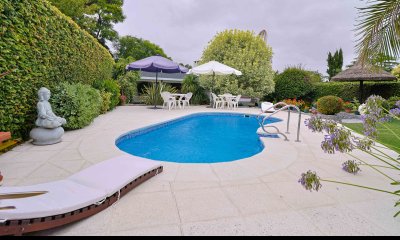 Venta de espectacular casa padrón único, con gran fondo con piscina. Para entrar!!!!!!!!