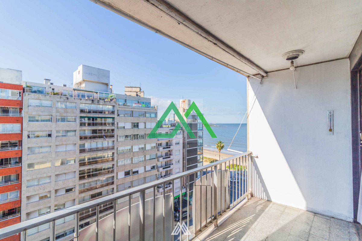 Apartamento ID.97 - Venta de espectacular planta sobre Bulevar España  y Benito Banco, edificio esquina, vista al mar.