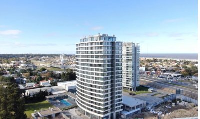 Venta de apartamento de dos dormitorios en la primer torre en Carrasco con beneficios fiscales         fiscales