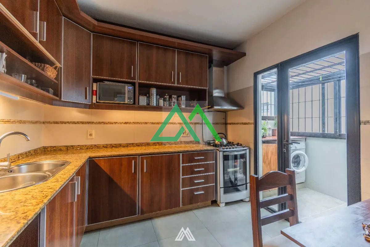 Casa ID.4 - Venta de ph altos a dos cuadras del mar, Malvin, tres dormitorios con garage.