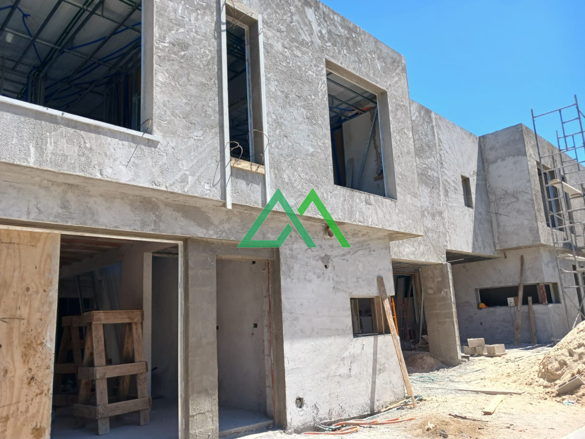 Casa ID.29 -  Venta de casa de 3 dormitorios, 3 baños, 2 cocheras, sobre Tajes