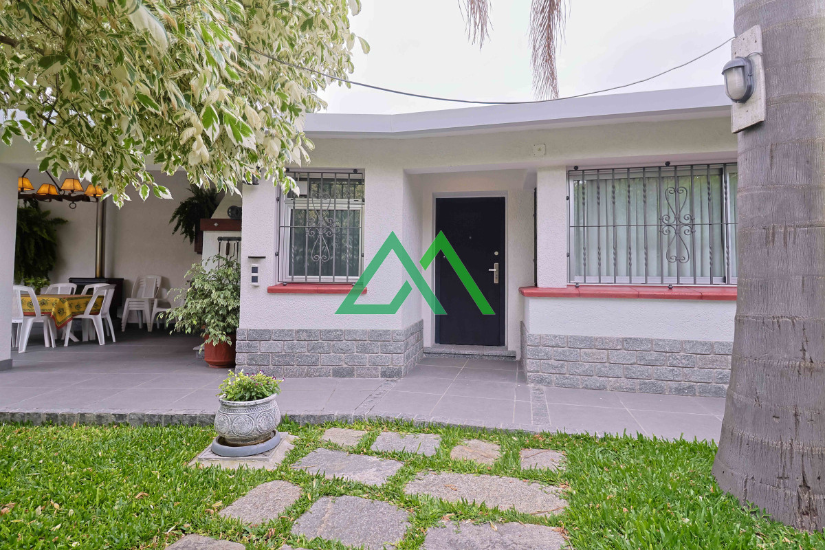 Casa ID.3 - Venta de espectacular casa padrón único, con gran fondo con piscina. Para entrar!!!!!!!!